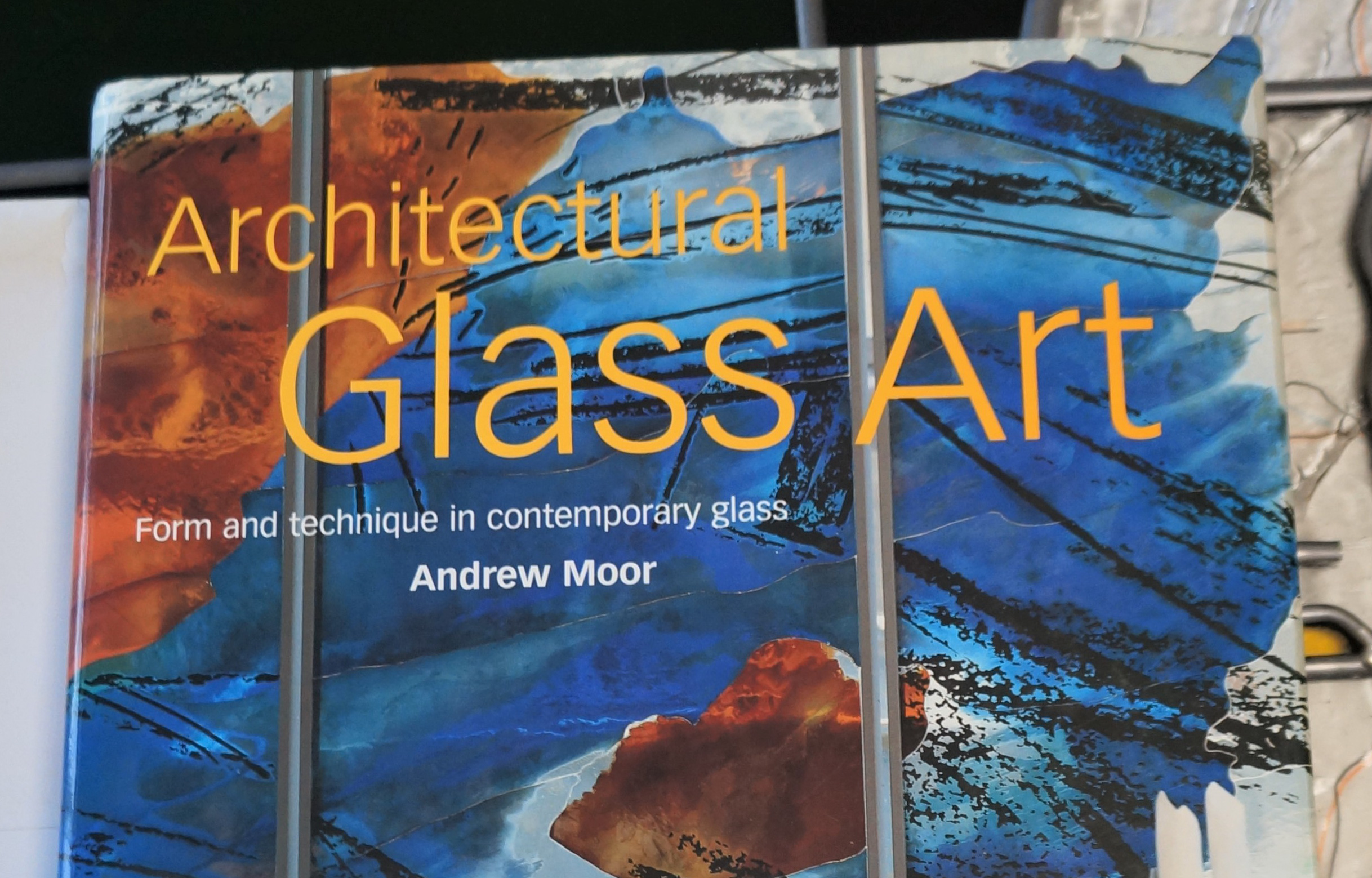 「アーキテクチャル・グラスアート」建築空間のガラス芸術15作品にも掲載